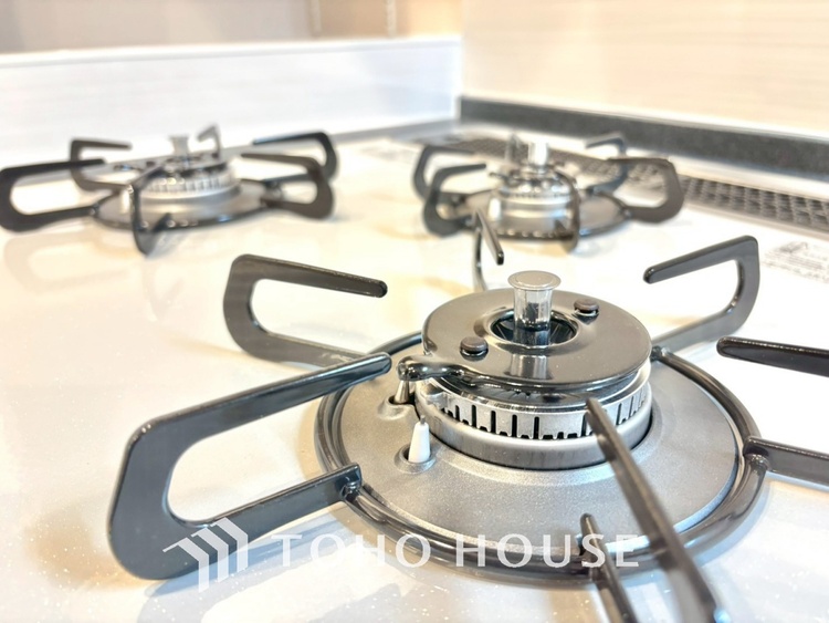 キッチン 毎日料理をする、料理が好き、家族が多くて量を作る必要がある、等の方々にとっては必須の３口コンロ。同時進行で効率アップはもちろん鍋を移動する回数が減り、無駄な動きを軽減することが出来ます。