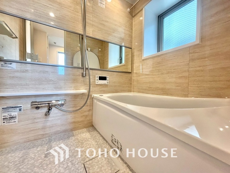 風呂 【浴室】《一日の疲れを落としてくれる場所は、落ち着く場所でなければならない》　高級感溢れるカラーと大きさ・柔らかな曲線で構成された半身浴も楽しめるバスタブが心地よさをもたらします。