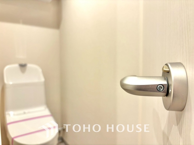 洗面 清潔感あるホワイト調のクロスと温もり溢れるモダンカラーの床材が見事に調和した本邸宅は、毎日の生活を少しでも快適に過ごして頂ける様に落ち着いた雰囲気作りから行っています。