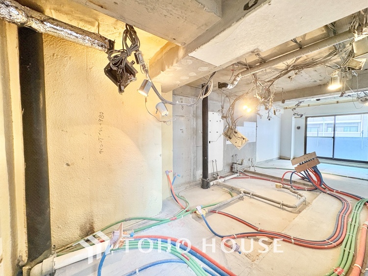 内装 ここにはみんなが集い、食事と楽しい会話が始まる。話に夢中になりすぎて、ついつい時を忘れ夜半過ぎになってしまう。そんな束の間の幸せを感じさせてくれる場所でありたい。　