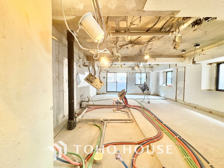 内装 ここにはみんなが集い、食事と楽しい会話が始まる。話に夢中になりすぎて、ついつい時を忘れ夜半過ぎになってしまう。そんな束の間の幸せを感じさせてくれる場所でありたい。　