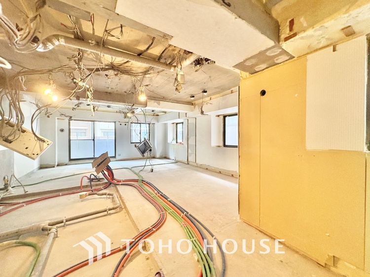 内装 大きなリビングは、高級感漂う設えとゆとりある広さで安心をもたらす特別な場所。暮らしの中心にふさわしい空間です。