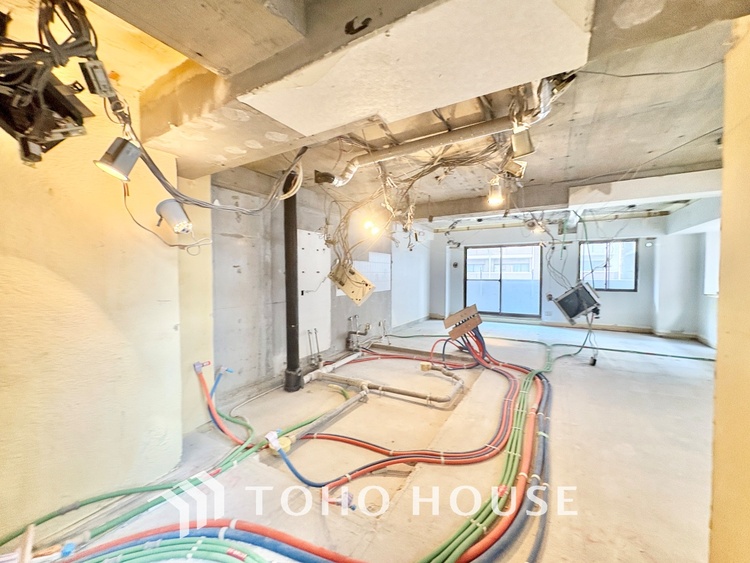 キッチン 上質な素材に囲まれたキッチンは、穏やかな時間が流れる特別な空間。洗練された料理が生まれる場所です。