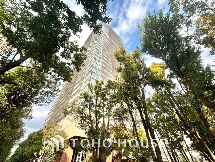 外観 居心地のいい暮らしには欠かせない眩い採光。ゆったりとした幅の窓からこの空間に降り注ぐ採光が絶えない。明るいリビングこそ居心地のいい暮らしが待っているのだと思う。