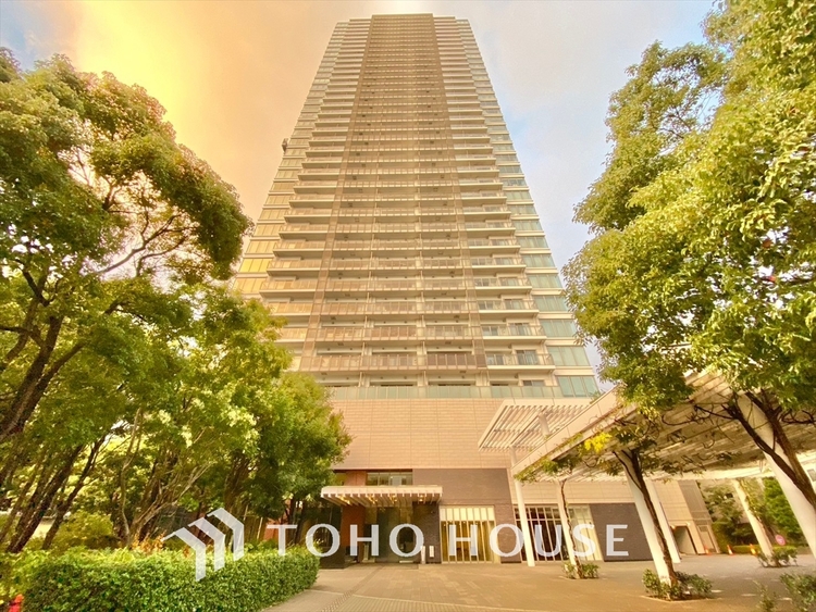 外観 居心地のいい暮らしには欠かせない眩い採光。ゆったりとした幅の窓からこの空間に降り注ぐ採光が絶えない。明るいリビングこそ居心地のいい暮らしが待っているのだと思う。