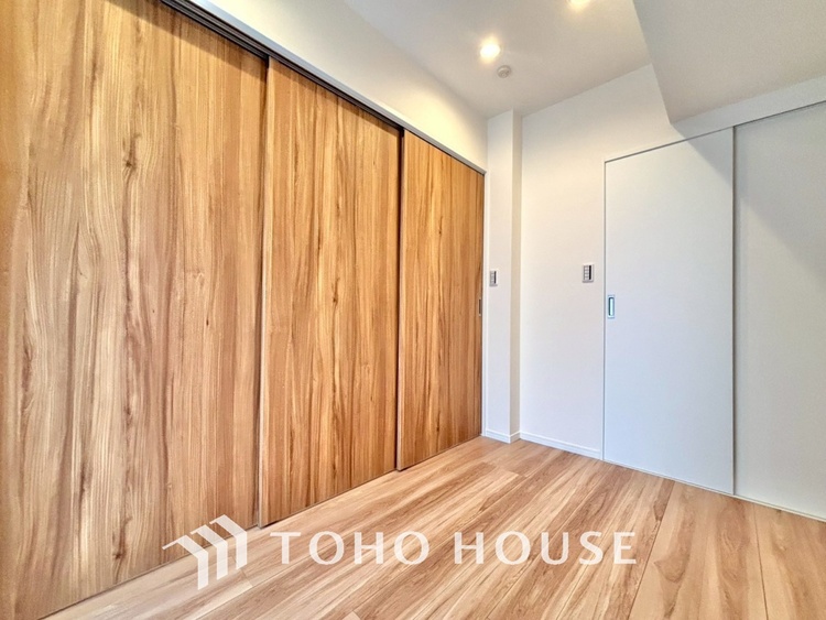 内装 使いやすく、明るい洋室に仕上がります。子供部屋や趣味のお部屋にご利用できます。ご自身で家具などを配置し、素敵な空間を創り上げられます。