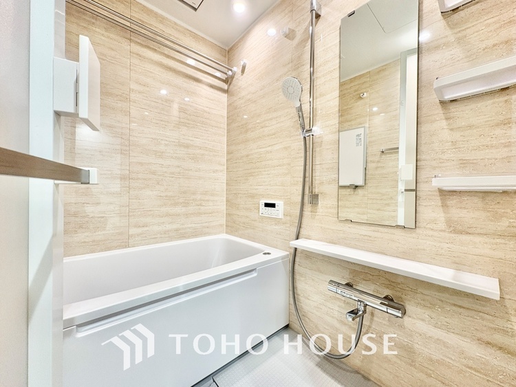 風呂 清潔感あふれる快適なトイレ。毎日を心地よく過ごせるおすすめポイントです。