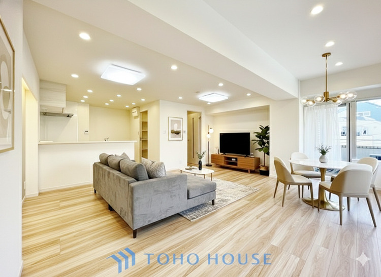 内装 ◆居心地のいい暮らし◆には欠かせない眩い採光。ゆったりとした幅の窓からこの空間に降り注ぐ採光が絶えない。明るいリビングこそ居心地のいい暮らしが待っているのだと思う。CG加工画像