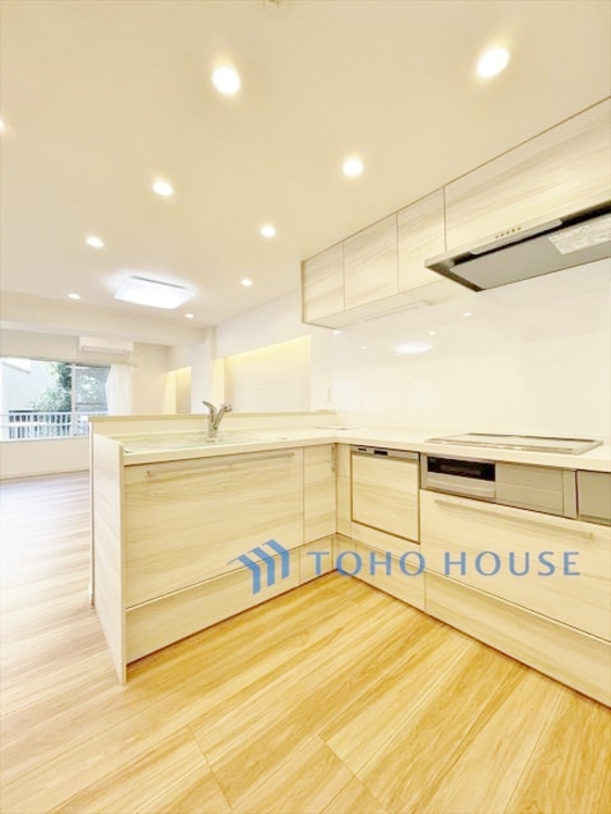 内装 ◆時を忘れる場所◆ここにはみんなが集い、食事と楽しい会話が始まる。話に夢中になりすぎて、ついつい時を忘れ夜半過ぎになってしまう。そんな束の間の幸せを感じさせてくれる場所でありたい。