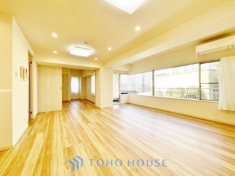 内装 ◆今宵の食卓◆ダウンライトに反射するグラスを眺めながらワインを注ぐ。トクトクと心地いい音をさせながら、フランスの古城を思わせる薫りがたちこめ、とても幸せな時を過ごせる。