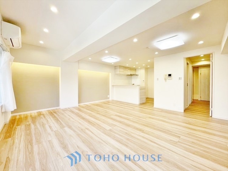 内装 ◆窓を開けると◆冷涼な風、そよぐリビング。だんらんの場所はここから始まり、ここで終わる。家族の笑顔が集う素敵な場所だから、こだわり抜いた思いが詰まっているのだと思う。