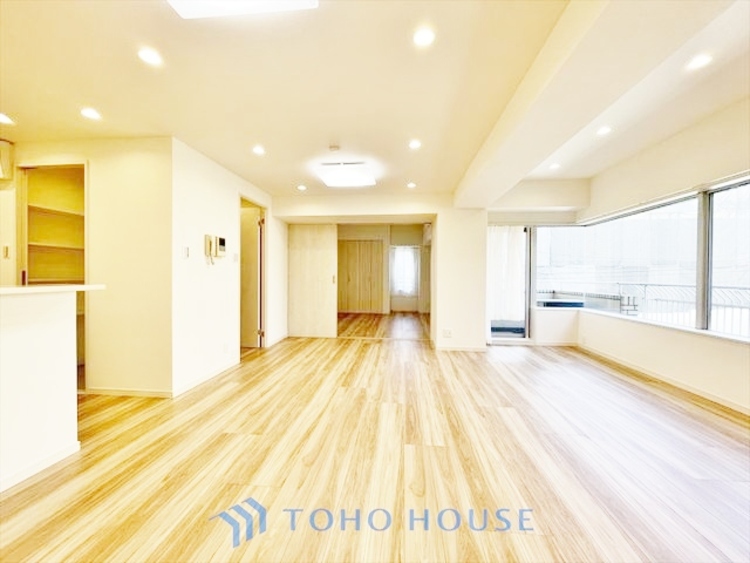 内装 ◆リビングルーム◆そこには目を輝かせ笑顔で見つめてくれる君がいて、「おかえり」の言葉がこだまする。何気ない日々の挨拶は僕にとっては幸せで、同時に君の瞳にも恋している。