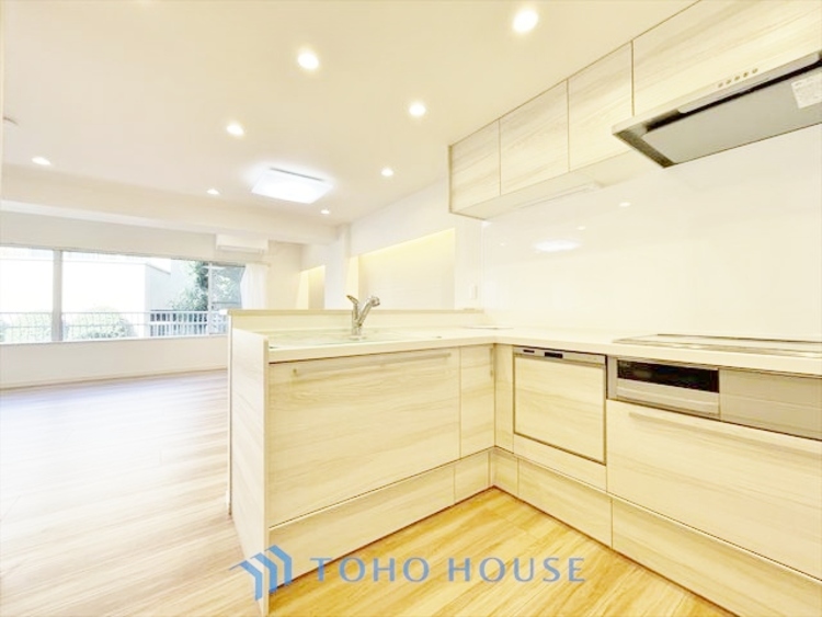 キッチン ◆ここに在る◆事も無げに美しく、伝えるには筆舌に尽くし難い。豪華絢爛や華美と言う事ではなく、住まう者にとって暮らし易く心地がいいと言う美しさがこの住まいには込められている。