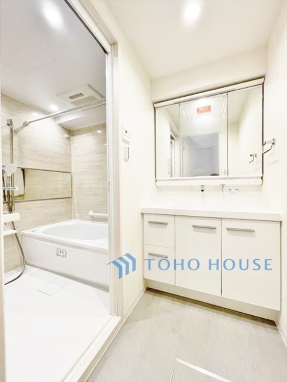 洗面 ◆サンサンと◆差し込む太陽の光がこのリビングに笑いをもたらす。ソファの上のクッションがポカポカした暖気にぬくぬくと微睡んでいる。