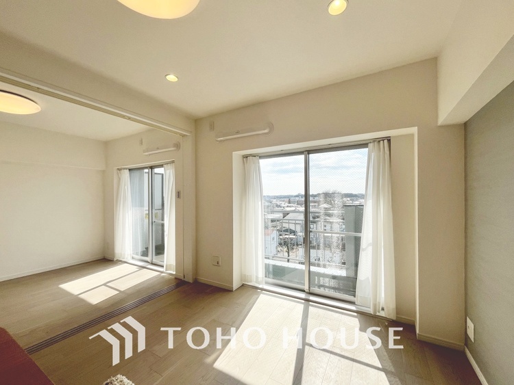 内装 【LIVING】◆陽光◆が差し込む。この開放的なLDKに家族の笑顔が集う。家族が一緒に過ごす空間は明るく、そして居心地よく。