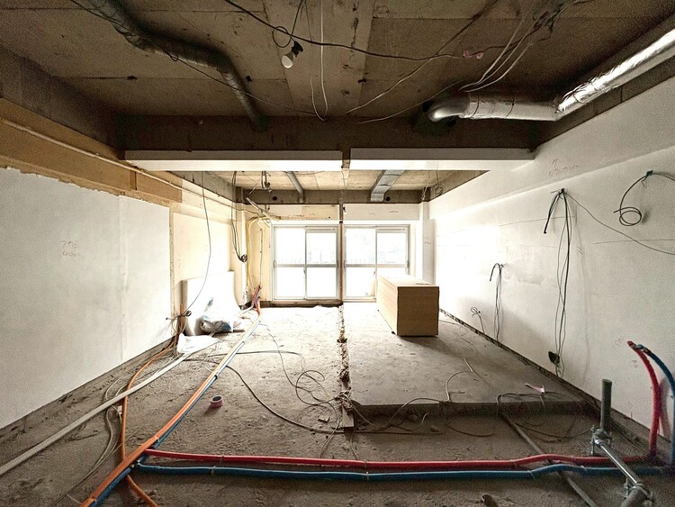 内装 現在改装中◆陽光◆が差し込む。この開放的なLDKに家族の笑顔が集う。家族が一緒に過ごす空間は明るく、そして居心地よく。