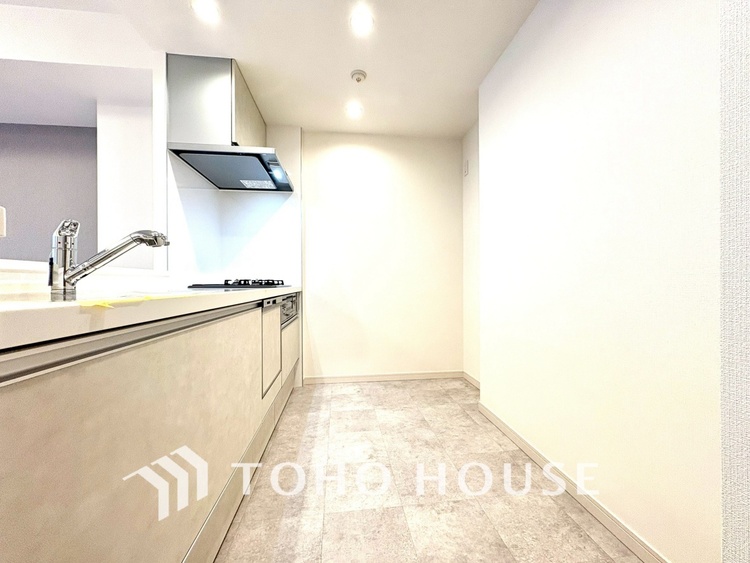 キッチン 【KITCHEN】◆ワクワク◆開放的で機能性も高いシステムキッチン。お子様は毎日のご飯にワクワク！