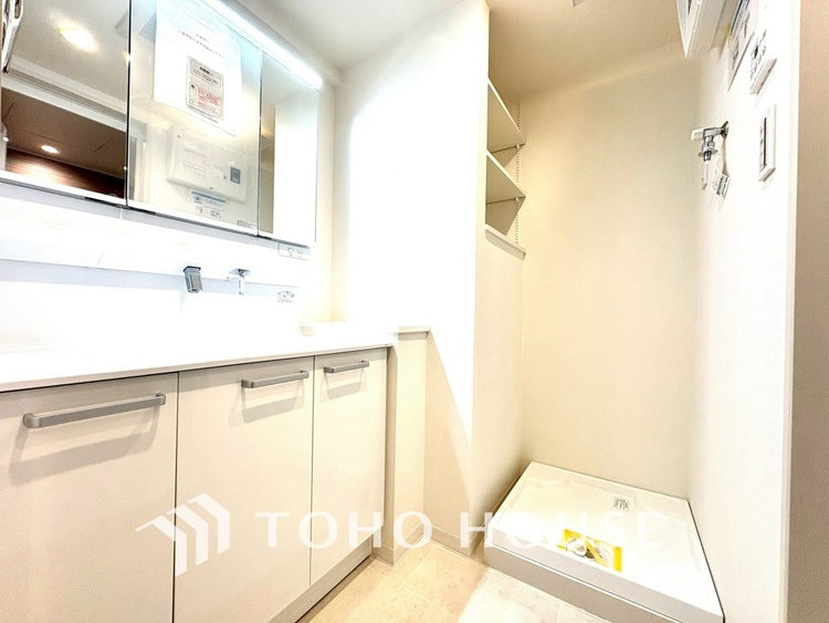 洗面 【WASHROOM】◆快適◆煌びやかな暮らしの中にも忘れたくない快適さ。大きな収納が助けてくれます。