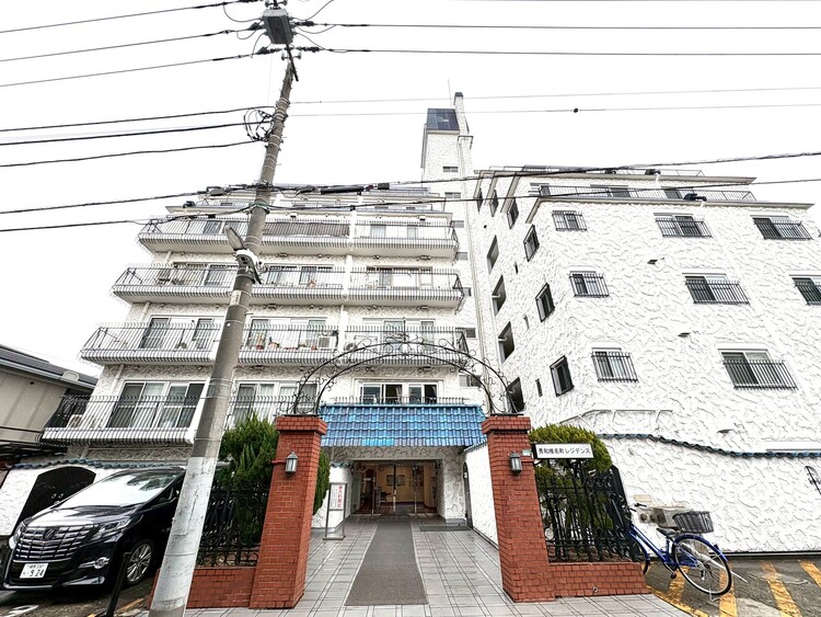 エントランス 【ENTRANCE】◆家族◆家で家族と過ごす時間は限られている。帰りを待つ家族の元へと急ぐときの弾む思い。そんな思いを引き立てる邸宅。