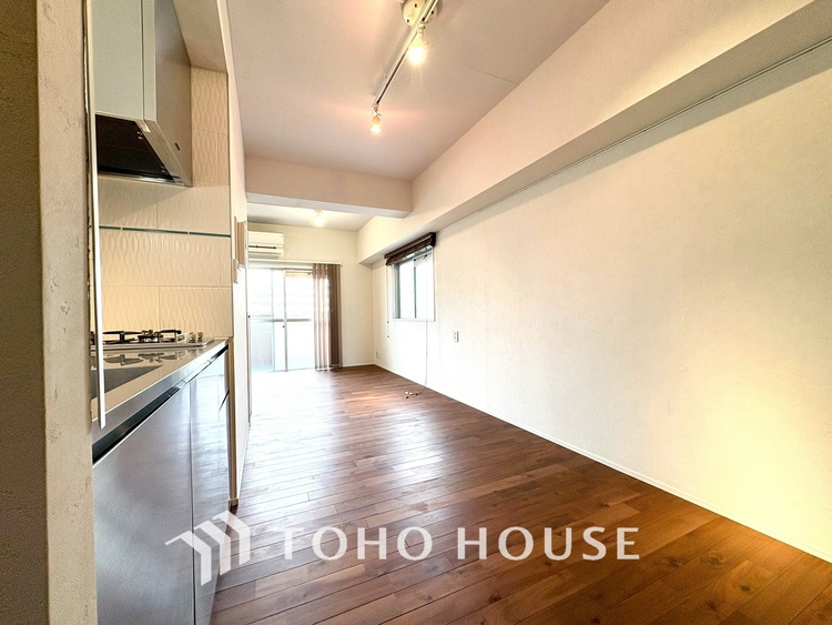 内装 現在改装中◆陽光◆が差し込む。この開放的なLDKに家族の笑顔が集う。家族が一緒に過ごす空間は明るく、そして居心地よく。