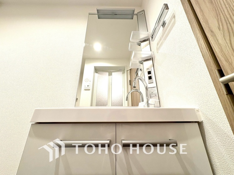 洗面 【WASHROOM】◆快適◆煌びやかな暮らしの中にも忘れたくない快適さ。大きな収納が助けてくれます。