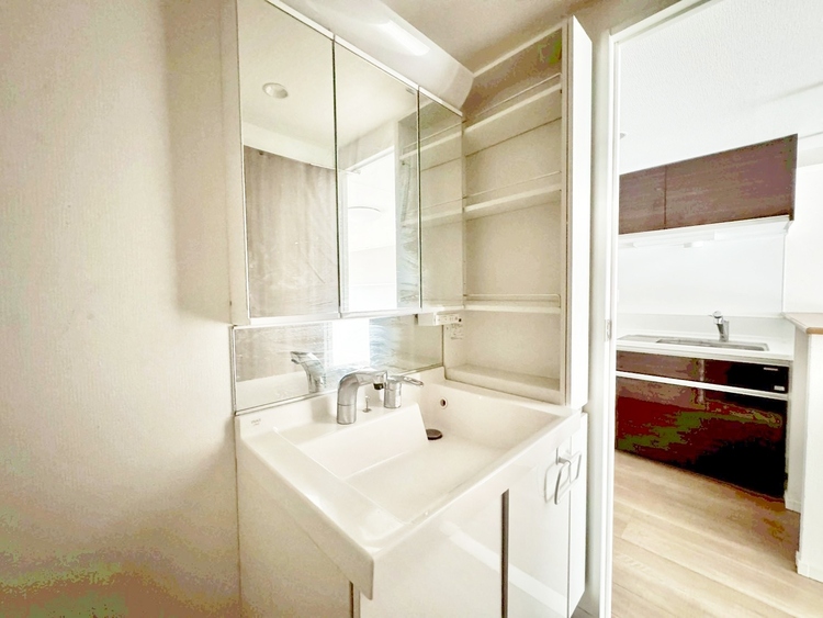 その他 清潔感を感じられる洗面化粧台。