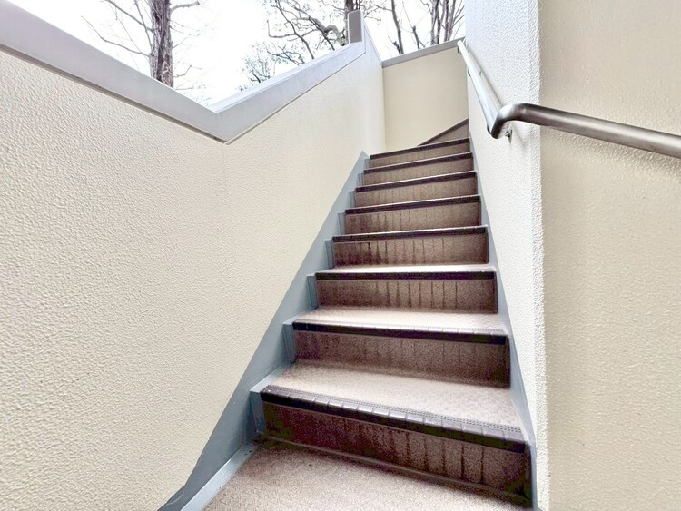 その他 共用部の階段です。明るく清潔に管理されています。