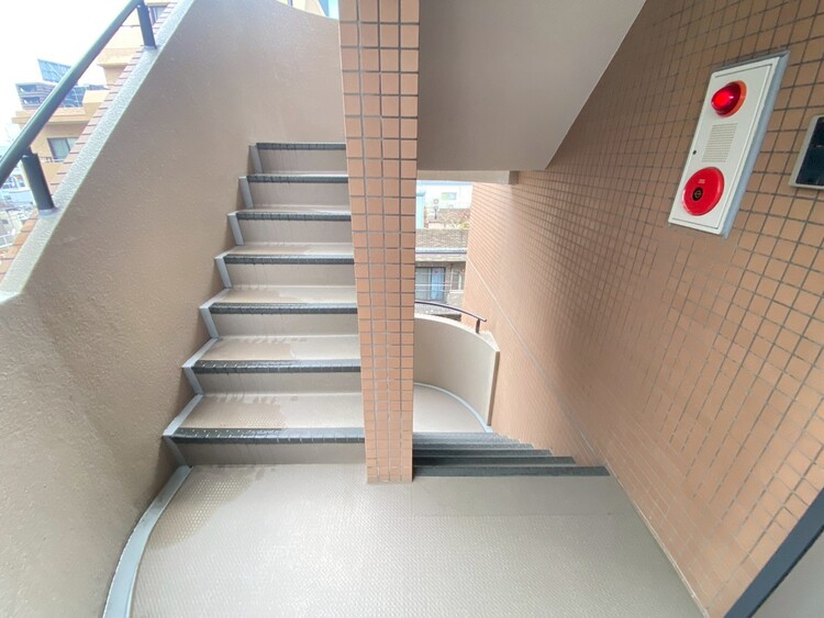 その他 共用部の階段です。明るく清潔に管理されています。