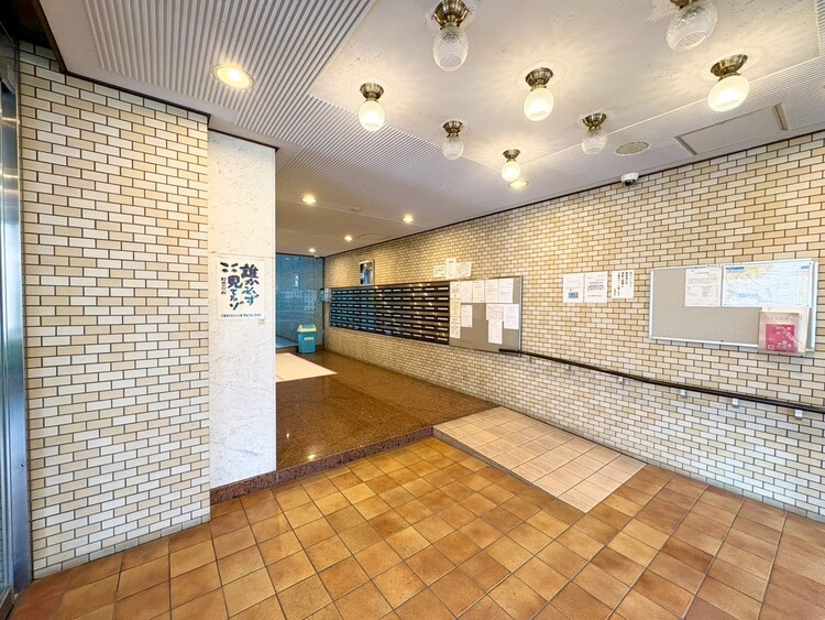 エントランス 【ENTRANCE】◆家族◆家で家族と過ごす時間は限られている。帰りを待つ家族の元へと急ぐときの弾む思い。そんな思いを引き立てる邸宅。