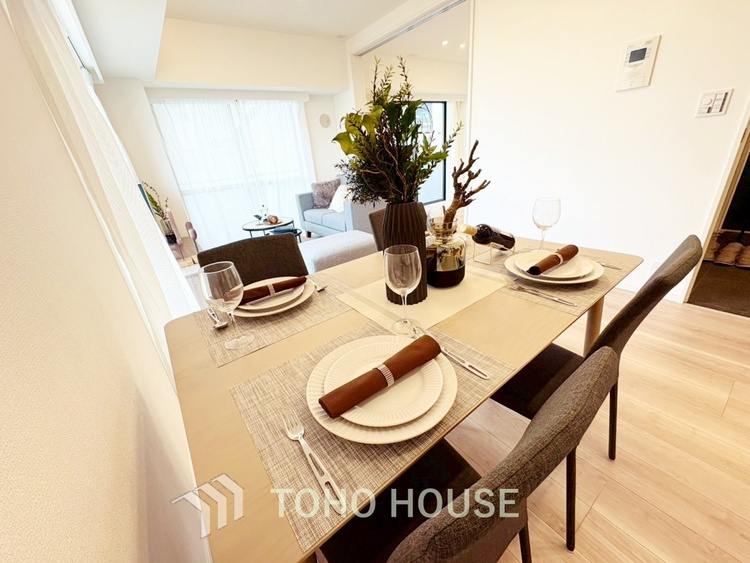 内装 【LIVING】◆眩い◆光が燦々と入り、家族の笑顔を照らす。「いつまでも続いて」と願う夢のような毎日がここにある。