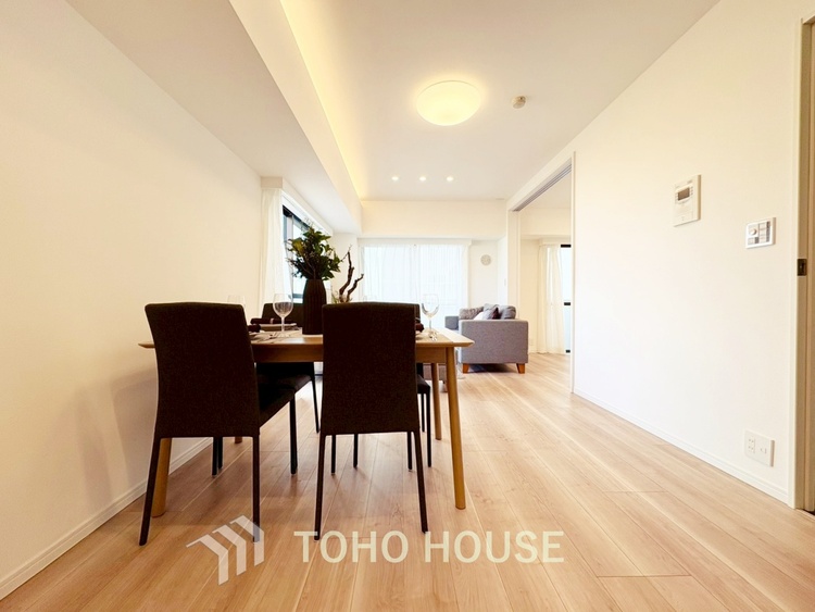 内装 【LIVING】◆扉を◆開くとこの景色。家族の”おかえり”の声が聞こえてきそう。