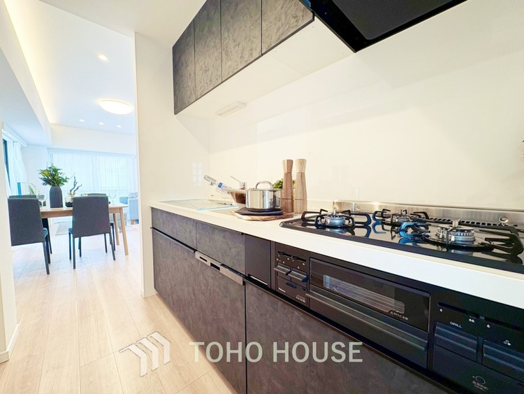 キッチン 【KITCHEN】◆ワクワク◆開放的で機能性も高いシステムキッチン。お子様は毎日のご飯にワクワク！