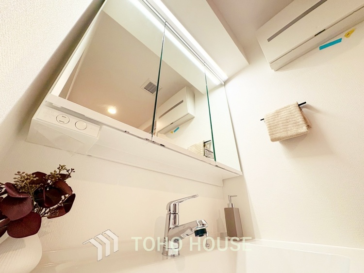 洗面 【WASHROOM】◆快適◆煌びやかな暮らしの中にも忘れたくない快適さ。大きな収納が助けてくれます。