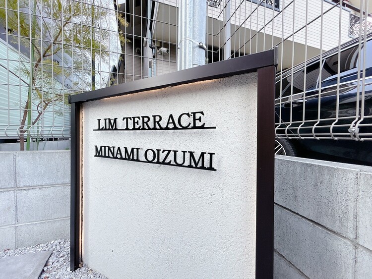 玄関 スタイリッシュなエンブレム。お洒落なマンションは入り口から。