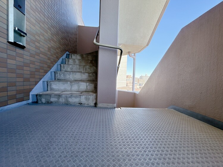 その他 共用部の階段です。明るく清潔に管理されています。