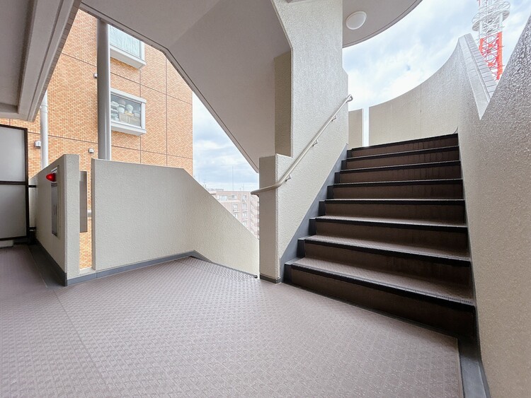 その他 共用部の階段です。明るく清潔に管理されています。