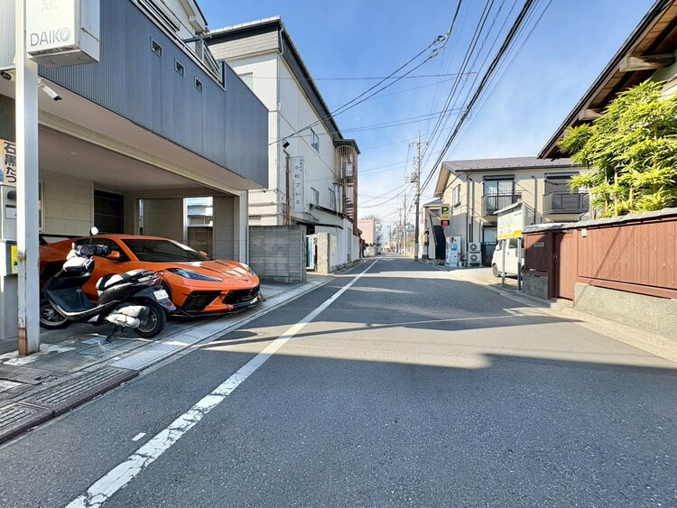 周辺 閑静なエリアで、前面道路の交通量は少なく安心です。