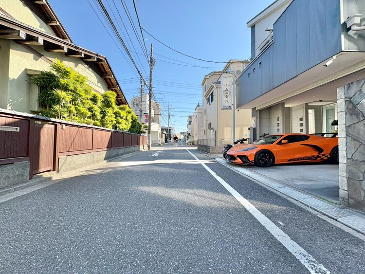 周辺 閑静なエリアで、前面道路の交通量は少なく安心です。