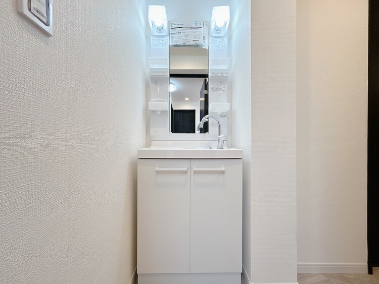 その他 清潔感を感じられる洗面化粧台。