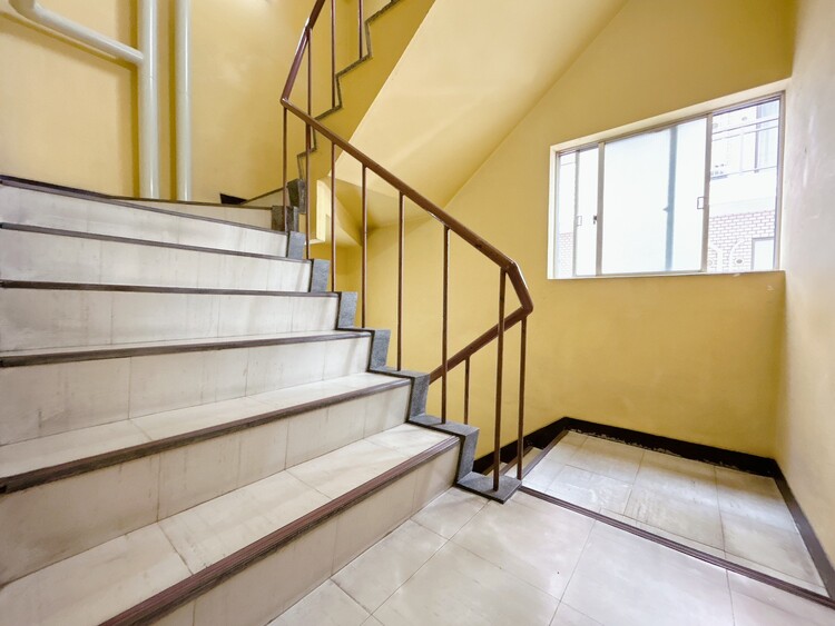 その他 共用部の階段です。明るく清潔に管理されています。