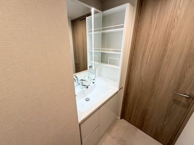 その他 清潔感を感じられる洗面化粧台。