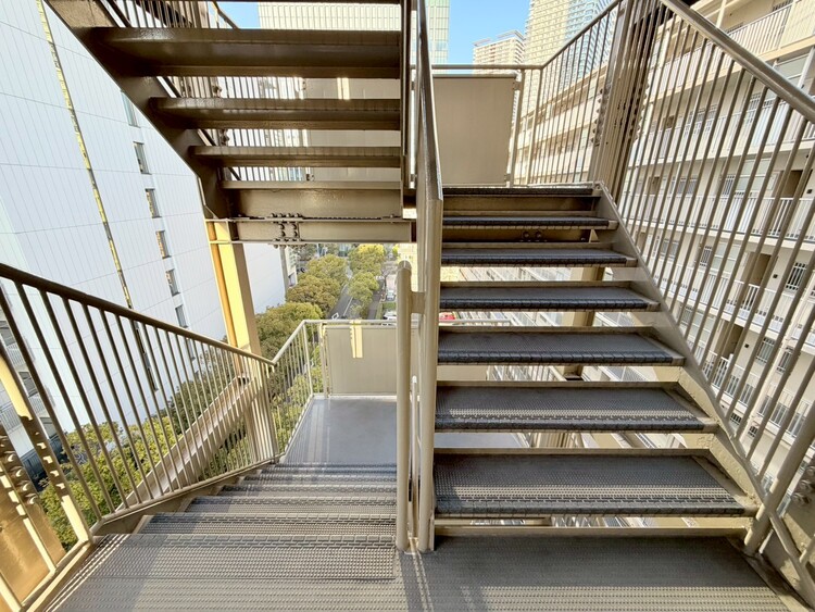 その他 共用部の階段です。明るく清潔に管理されています。