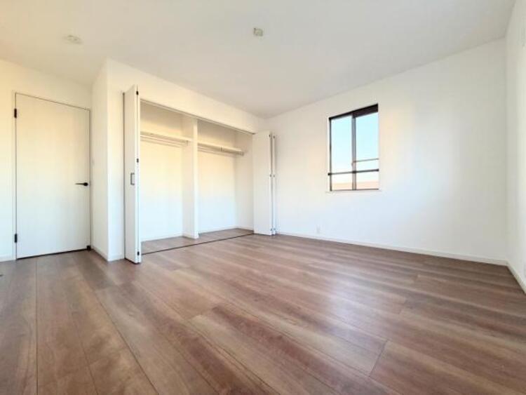 内装 【洋室】光もアクセントの一つとして。一人時間も充実のものに！プライベートルームには光が差し込みます！