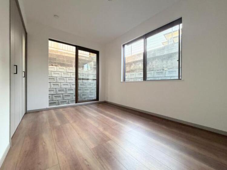 内装 【洋室】主寝室は広々していて安らげる広々としたお部屋として！収納スペースあり！荷物が多くても十分！！