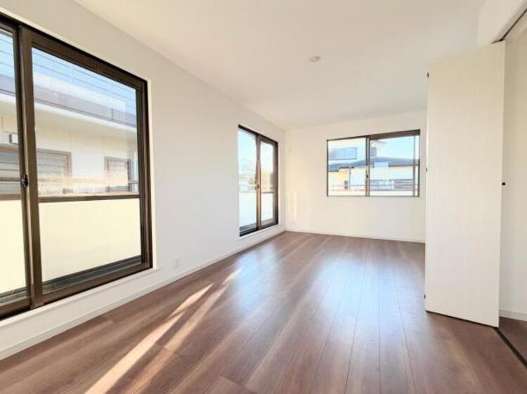 内装 【洋室】主寝室奥にはウォークインクローゼットがあります！！！衣服や大きな荷物の出し入れが便利です！！