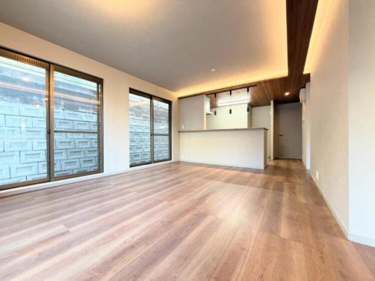 居間 ●〇一日の中で多くの時間を過ごすことになる住まいだからこそ、いつも穏やかな空間であるように心掛けています。構成する建材などへの配慮が、住まう方の健康を守ります。小さなお子様がいるご家庭でも安心です〇●