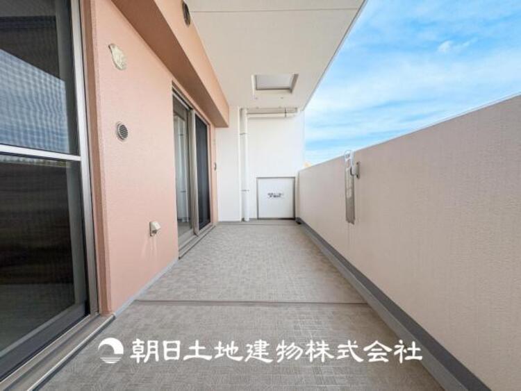 バルコニー 太陽に愛された家。陽当り・通風に優れた魅力的で快適さを追求した住宅です。