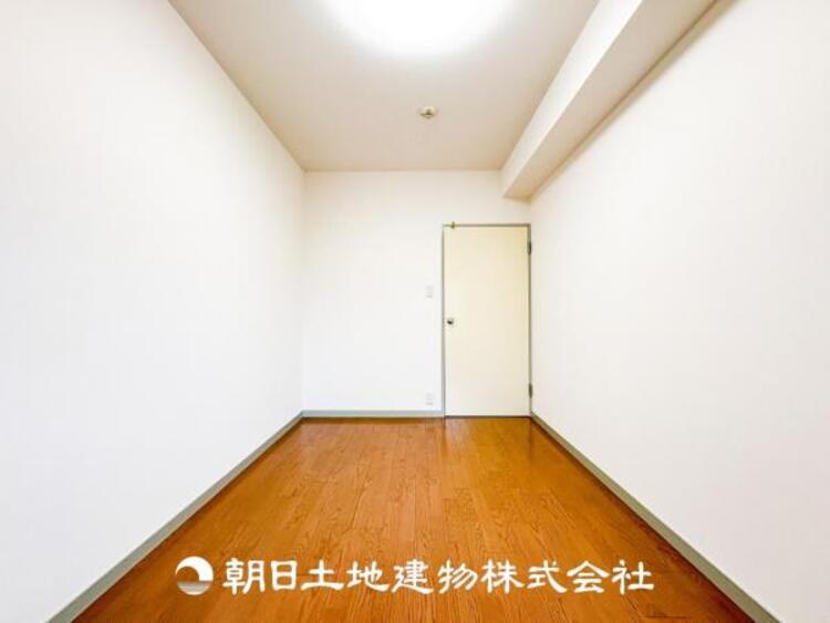 内装 一人で過ごす空間は音楽を聴いたり読書をしたりと趣味を楽しめる空間です。