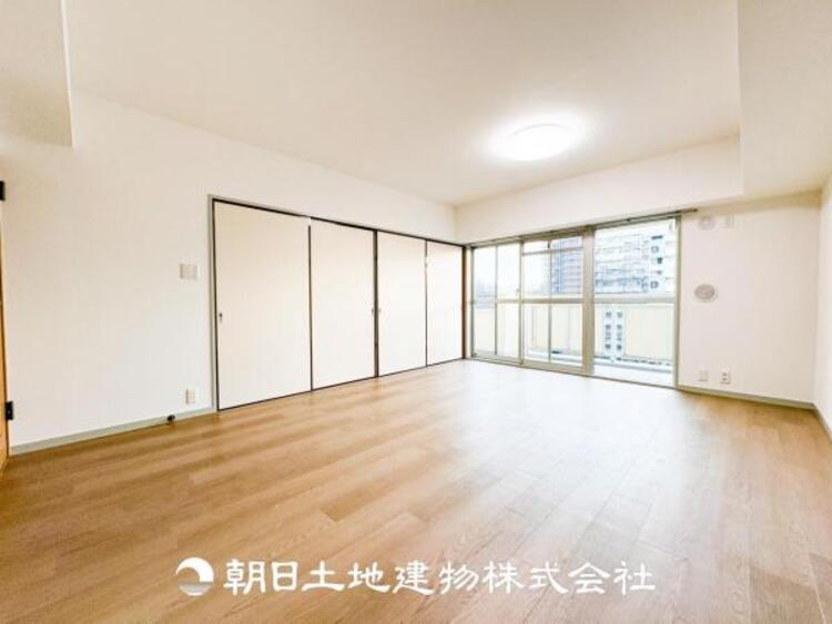 居間 大切なご家族、招いた友人と過ごすひと時を溢れる光が優しく包み込む空間。