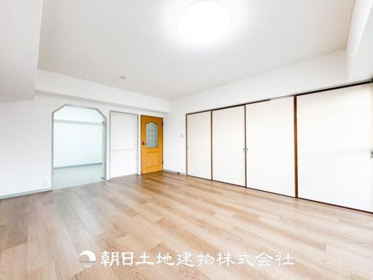 居間 リビングにはみんなが集い、食事や楽しい会話が始まる。